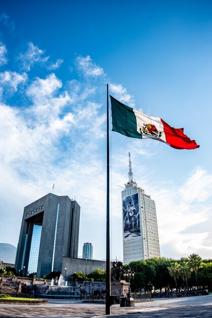 bandera-contra-edificios-ciudad_1048944-17446744